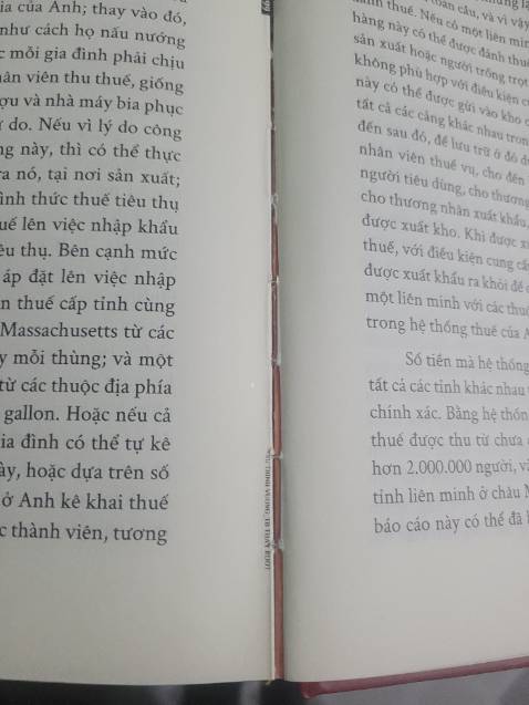 Về hình thức: sách đẹp, dày, nặng, bìa cứng. Để trang trí khá đẹp mắt.
Về nội dung: đây là quyển sách kinh điển đặt nền móng cho nền kinh tế hiện đại. Quyển này với quyển bàn về tự do và Tinh thần tự lực là bộ 3 nền móng cho để xã hội phương Tây phát triển được như ngày nay. 
Các bạn nên đọc kỹ phần giới thiệu của Ts Vũ Thành Tự Anh để nhắc nhớ rằng quyển sách này bên ngoài là các hoạt động kinh tế, và ẩn sâu bên trong nó còn chứa các yếu tố đạo đức.
Về cách đọc: quyển sách này khá dày và nặng, khi đọc cần phải dừng lại suy nghĩ cho nên cách đóng thành quyển sách to và dày như thế này thì không thuận tiện lắm cho người đọc. Có lẽ nên chia thành 3-5 quyển nhỏ đóng trong hộp giấy thì hay hơn.
Quyển sách mình nhận được bị móp 1 góc nhưng vì mua để đọc, chủ yếu muốn biết nội dung nên cũng ko quan tâm hình thức lăm.
Sau vài giờ đọc thì phát hiện sách có vẻ dễ bung chỉ phần cuối sách.