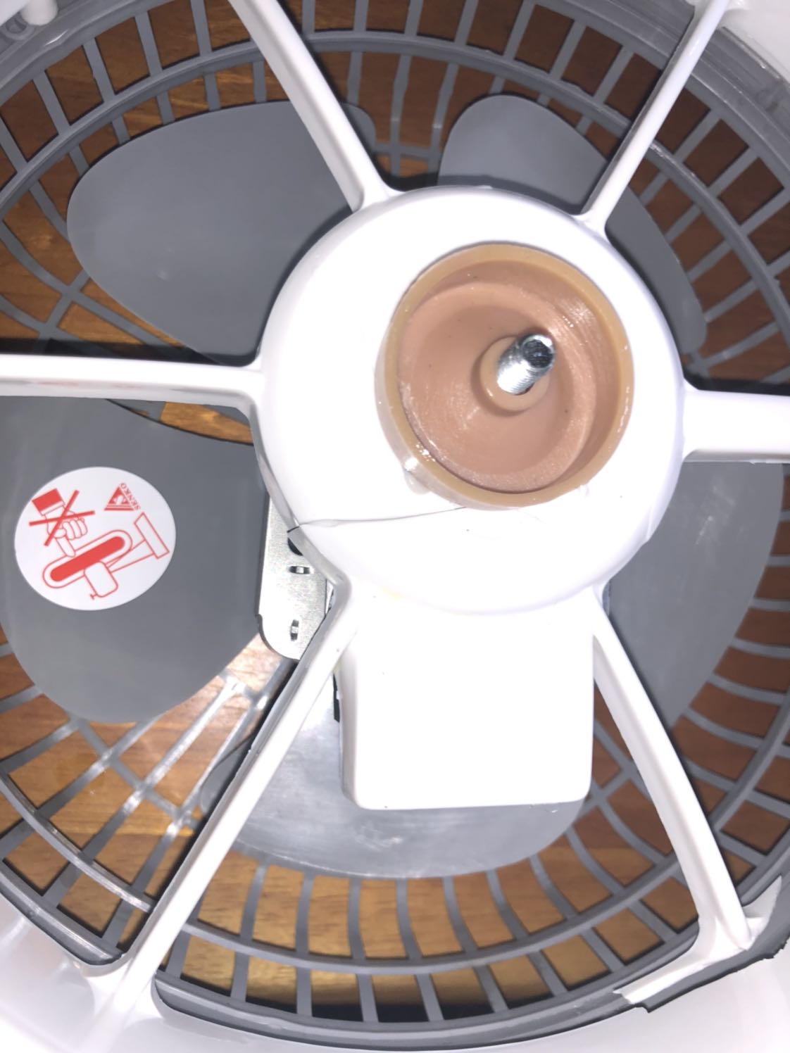 Khi mua hàng về quạt giao hàng mở ra bị vỡ, khi chạy thì kêu tè tè, phát tiếng ồn. Tôi quá thất vọng!!