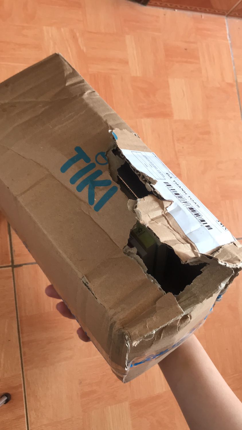 Mình luôn đánh giá cao về tốc độ giao hàng của tiki, nhưng mà tốc độ giao hàng nhanh lại đi kèm với đóng hàng cẩu thả thì thôi không cần đâu nhá. Gói hàng của mình có 8 quyển sách, 2 đồ khuyến mại được ném tùy tiện vào trong 1 cái hộp, không có bọc chống sốc. Hộp hàng giao tới tay mình thì bị thủng 1 lỗ to, không biết là do quá trình vận chuyển bị va đập hay có người cố tình cạy ra (đơn giá trị cao lại được thanh toán trước rồi nên muốn tráo hàng hay gì??). 1 trong 2 món hàng khuyến mại thì không thấy đâu, không biết là do bị rơi từ cái lỗ kia hay là đóng thiếu hàng nữa. Tóm lại là lần đặt hàng này tại tiki khiến mình rất thất vọng. Mình luôn đánh giá cao về tốc độ giao hàng của tiki, nhưng mà tốc độ giao hàng nhanh lại đi kèm với đóng hàng cẩu thả thì thôi không cần đâu nhá. Gói hàng của mình có 8 quyển sách, 2 đồ khuyến mại được ném tùy tiện vào trong 1 cái hộp, không có bọc chống sốc. Hộp hàng giao tới tay mình thì bị thủng 1 lỗ to, không biết là do quá trình vận chuyển bị va đập hay có người cố tình cạy ra (đơn giá trị cao lại được thanh toán trước rồi nên muốn tráo hàng hay gì??). 1 trong 2 món hàng khuyến mại thì không thấy đâu, không biết là do bị rơi từ cái lỗ kia hay là đóng thiếu hàng nữa. Tóm lại là lần đặt hàng này tại tiki khiến mình rất thất vọng.
