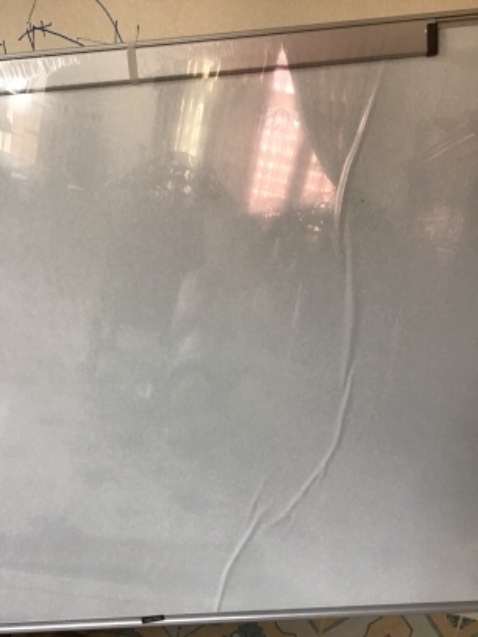 Có 1 mặt bảng bị cong ko như mô tả.