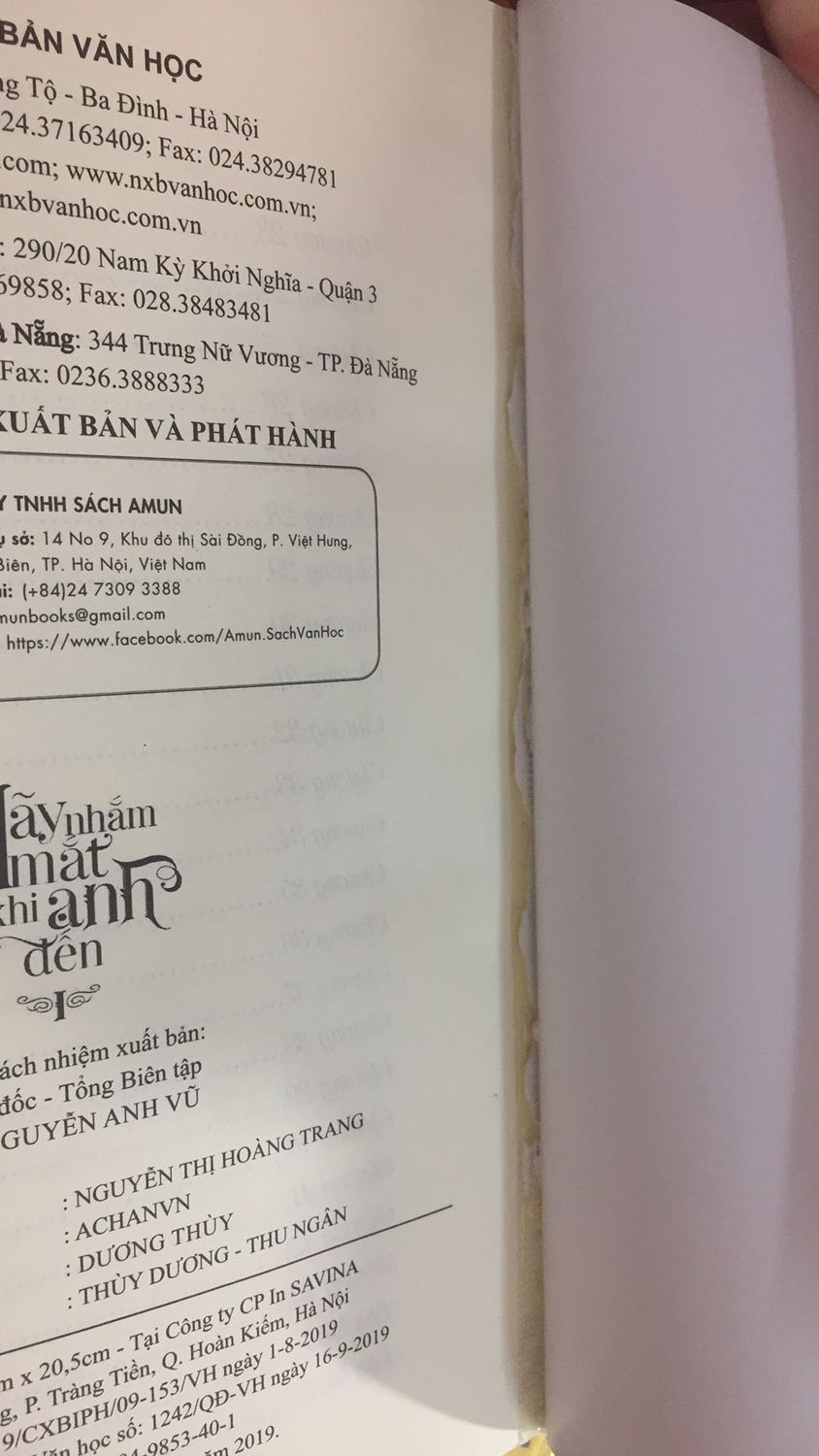 Tình hình là e mua 2 cuốn Hãy nhắm mắt khi anh đến, ship rất nhanh luôn ạ, e đặt tầm 9h tối đêm qua mà sáng nay đã nhận đc rồi. Cuốn 2 không có gì chê cả nhưng mà vấn đề nằm ở cuốn 1. Em nhận sách thì thấy bìa sách bong keo sắp tách ra khỏi sách luôn ạ, mấy chục trang đầu còn bị lỗi như hình e đã chụp khá khó chịu, bìa sách thì khá dơ, có thể do mực bị lem nên em không lau được. Ngoài 1 chút vđ như vậy thì tất cả mọi thứ còn lại đều ok hết.
