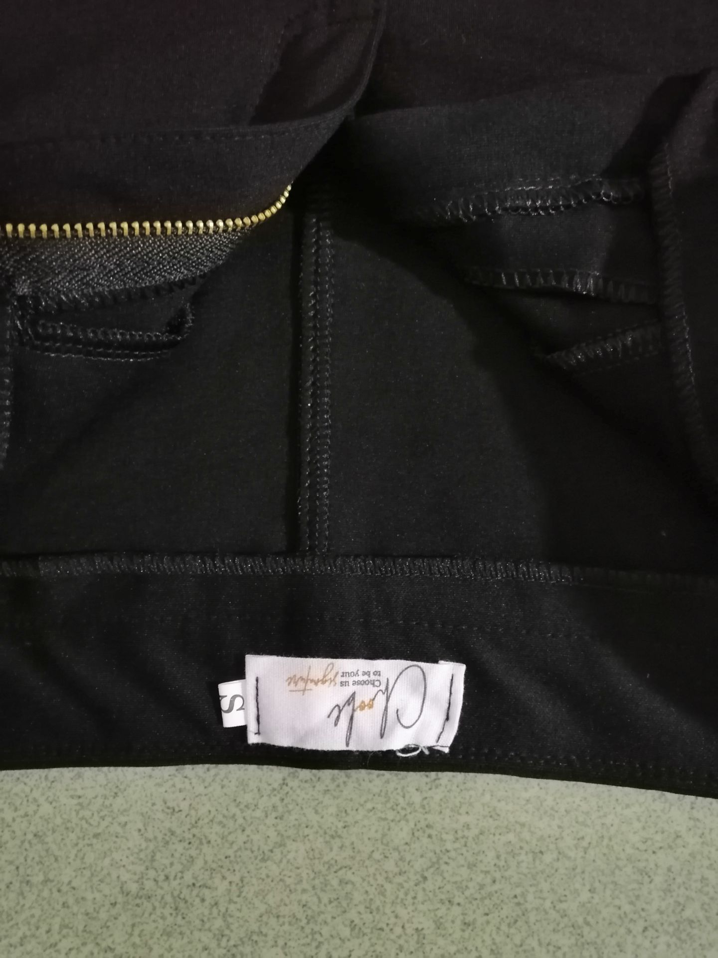 Vải dày co giản tốt, đường chỉ mấy đều chắc chắn, không chỉ thừa, mặc rất êm thoải mái, lên from như hình, giao hàng nhanh. Rất hài lòng về sản phẩm.