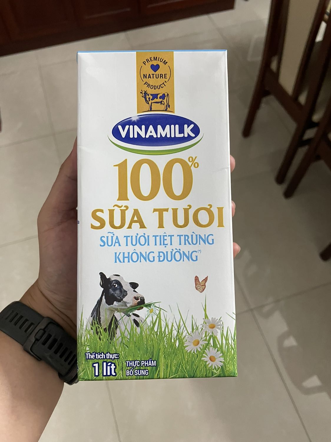 Thùng sửa được bọc giấy khi nhận, cũng may là không bị thủng trong quá trình vận chuyển.
Hạn sử dụng còn mới nên thoải mái sử dụng.
Tiki giao hành đúng thời gian.
5 sao!!!