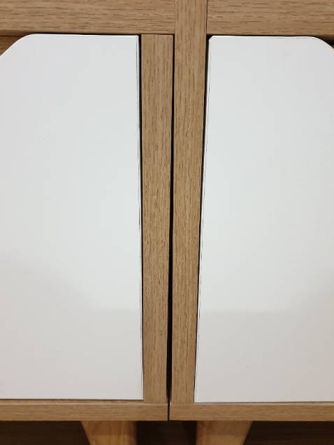 Nhân viên liên hệ và giao hàng rất dễ thương. Kiểu dáng sản phẩm đẹp. Tuy nhiên, sản phẩm chưa được hoàn chỉnh chỉn chu (nhiều vị trí bị vênh). Tủ gỗ chỉ cao 85cm (trong khi theo mô tả sản phẩm thì tủ gỗ cao 90cm).