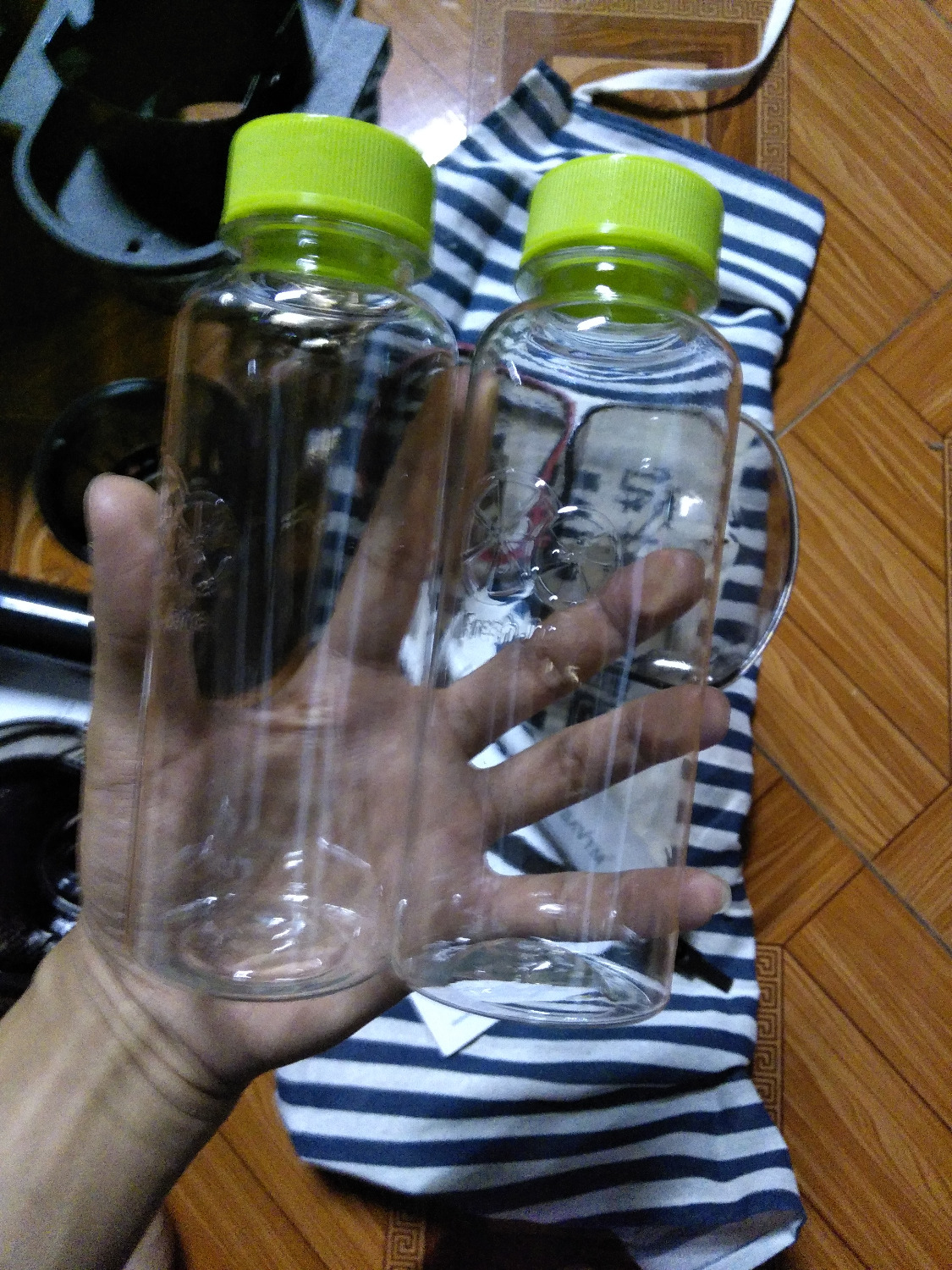 Máy ép khô bã (đối với cà rốt thì ép lại lần 2), nước nhiều và sẫm màu. Máy nhìn khá cứng cáp, phụ kiện đầy đủ, có cả tạp dề, cọ rửa và 2 chai đựng nữa. Trong đống phụ kiện có cái ống trông giống ống bơm, vọc 1 lúc mới biết nó là cái ống rút chân không cho hộp đựng nước ép đó mọi người ạ. À mình mua máy từ Điện máy Gia Dụng Smilemart. Thanks nhà bán hàng. :)) Máy ép khô bã (đối với cà rốt thì ép lại lần 2), nước nhiều và sẫm màu. Máy nhìn khá cứng cáp, phụ kiện đầy đủ, có cả tạp dề, cọ rửa và 2 chai đựng nữa. Trong đống phụ kiện có cái ống trông giống ống bơm, vọc 1 lúc mới biết nó là cái ống rút chân không cho hộp đựng nước ép đó mọi người ạ. À mình mua máy từ Điện máy Gia Dụng Smilemart. Thanks nhà bán hàng. :))