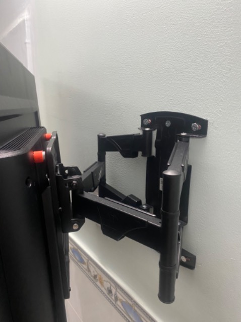 Cứng cáp, nặng hơn cả tivi. Đầy đủ phụ kiện, dễ thiết kế pass vừa tivi. Tắc kê 7cm yên tâm không thủng tường 10cm. 
Nhược điểm: góc nghiêng lên xuống quá ít