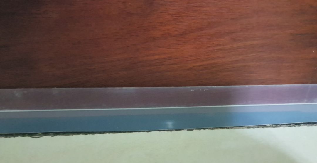 keo dính rất tốt. dán tốt trên bề mặt gỗ và kim loại. cảm quan nhựa khá dày. chống thoát nhiệt tốt. tuy nhiên nhà sản xuất nên chừa 1 đoạn giấy dính bề mặt dư ra 1 chút ở cả 2 đầu để dễ dàng gở bỏ lớp dính bề mặt.