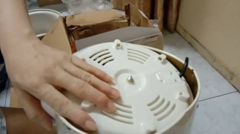 Giao cái nồi nứt, bể, phụ kiện rơi rớt, xập xệ thế này đây