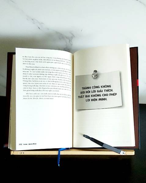 “Nghèo khó hay giàu sang đều là sản phẩm của tư duy.”

“Kẻ bỏ cuộc không bao giờ chiến thắng, còn người chiến thắng không bao giờ bỏ cuộc.”

“Không người nào đạt được những thành công vĩ đại mà không sẵn lòng chấp nhận hy sinh.”

Thành công không đòi hỏi lời giải thích. Thất bại không cho phép lời biện minh.”

“Vàng được khai thác từ trong tư tưởng con người nhiều hơn vạn lần so với số vàng được khai thác từ lòng đất.”

“Hạnh phúc không nằm ở cảm giác tới đích mà chính là trên chặng đường đi.”