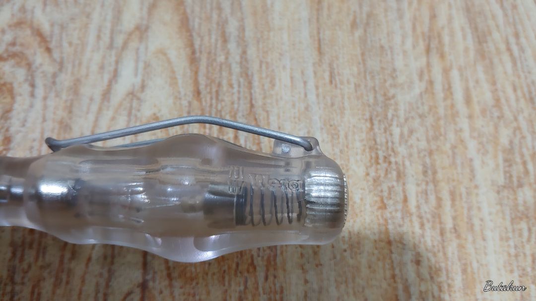 Hàng của Wera thường thấy trao chuốt về ngoại hình, mạnh cả nội lực.. nhưng sao lại lòi ra cây bút thử điện này, nhìn vẻ ngoại tụt hết cảm xúc