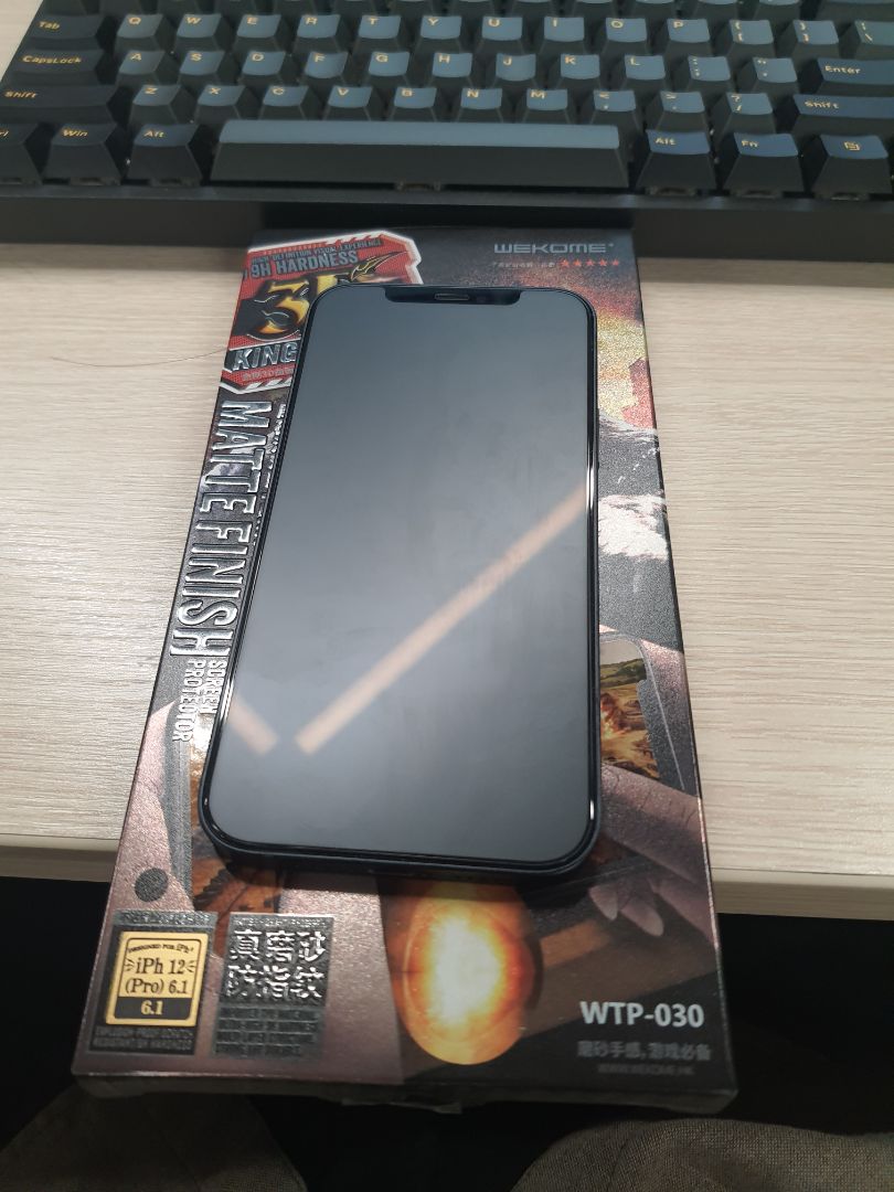 ốp vừa màn hình, sờ đã tay, không bám vân tay và chất lượng hiển thị vẫn rõ nét, ổn. Còn về độ bền thì cần dùng thêm thời gian nhưng hiện tại thì quá oke.