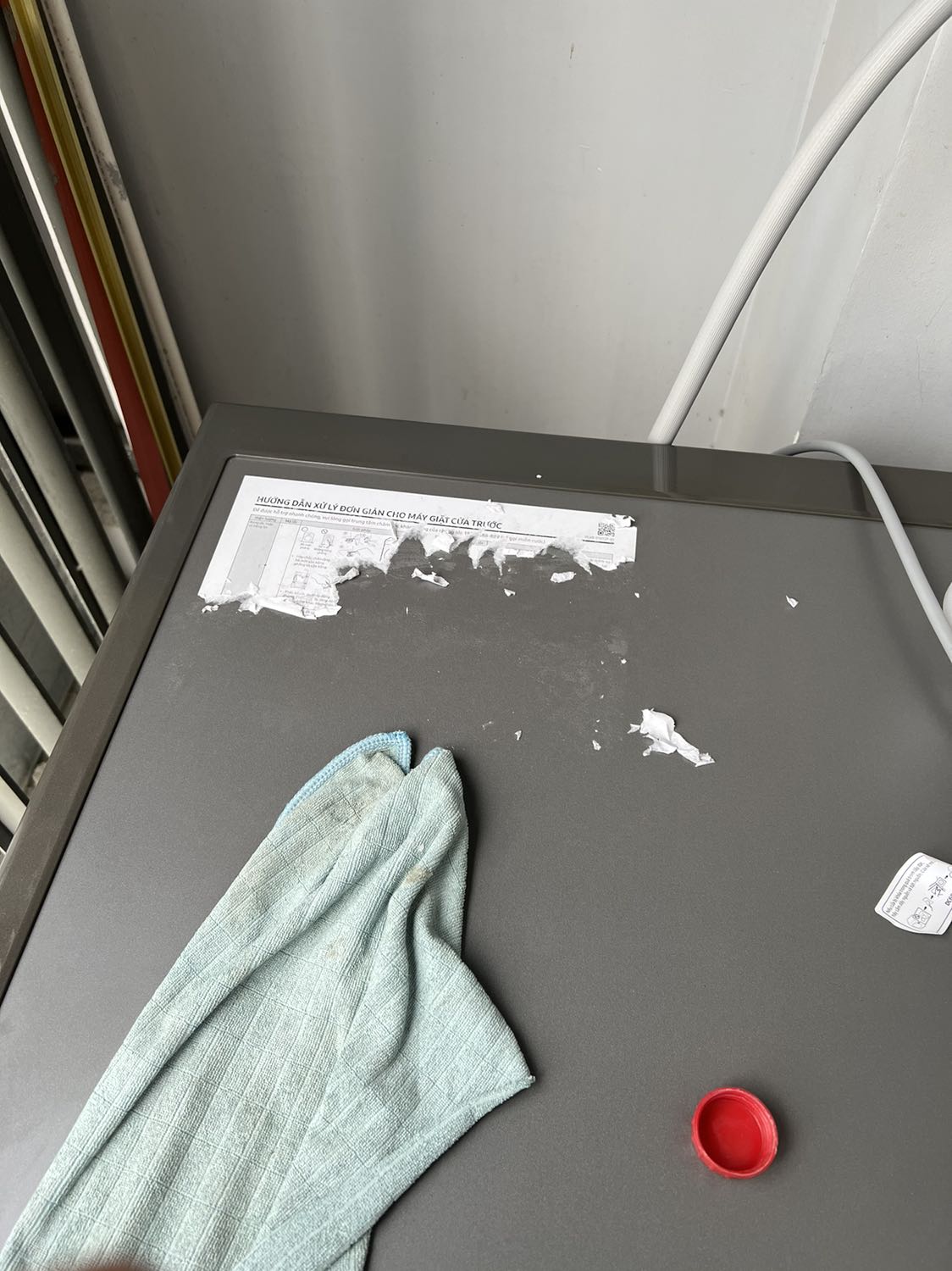 Máy thiết kế đẹp, smart, giặt sạch, êm... Nhưng, làm ra được cái máy giặt xịn vậy mà sao không quan tâm đến trải nghiệm người dùng???
Tôi đã mất hơn 1h, dùng xăng Nhật tẩy mới ra cái miếng giấy xấu xí này. Nó dính còn hơn nyc...
Bạn 1 sao vì bạn xứng đáng 🙂