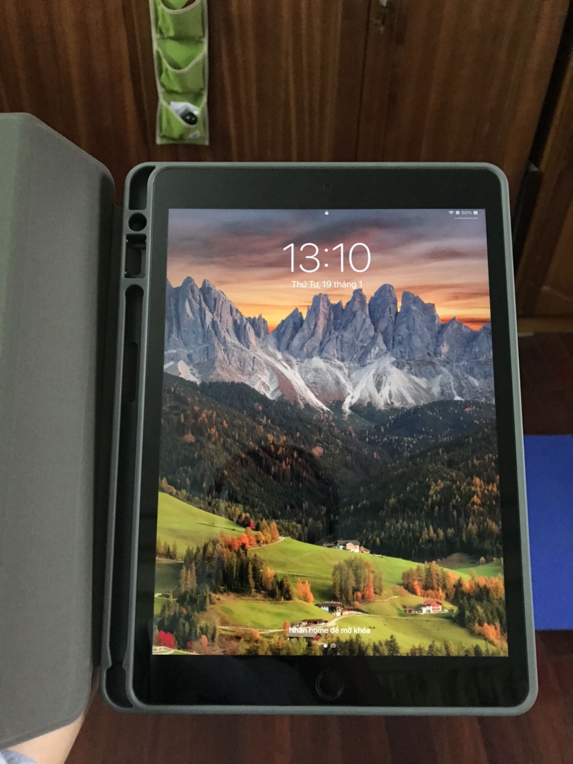 Mình mua cho ipad 9 vì cùng size nên rất vừa lòng. Phần dựng máy lên lúc đầu có thể hơi chưa có nếp gấp lâu nên hơi dễ đổ ra, nhưng gấp mạnh vào là ok. Rất đẹp và màu ưng. Bấm 5 sao cho shop giao hàng nhanh. Khay đựng bút thì chờ mua bút rồi mới trải nghiệm được😅