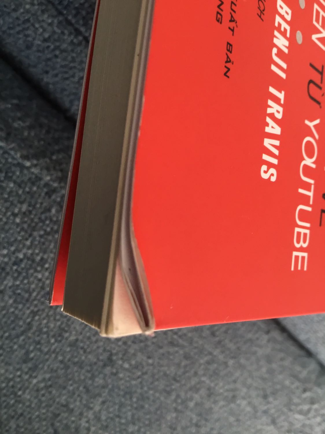 Sách rất hay! Còn có kèm cả bookmark nữa! Tuy còn vài chỗ bị tróc nhưng tôi rất hài lòng về thứ mình đã đặt!