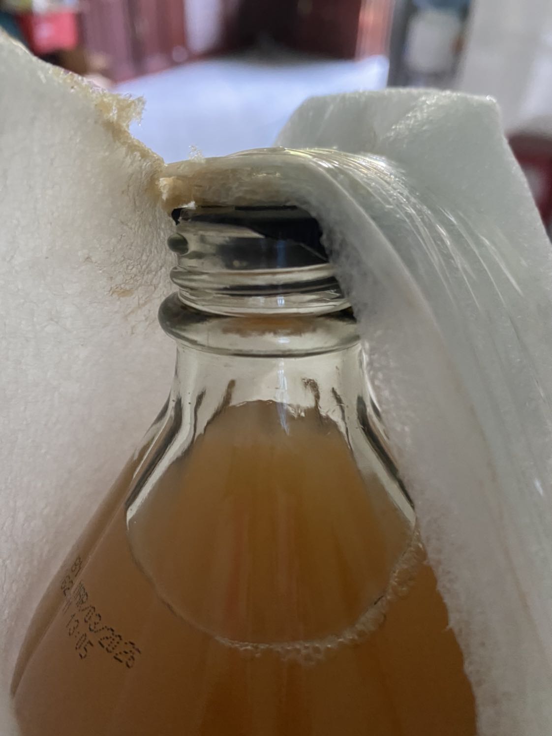 Thật sự là rất ko vui khi khui hàng ra mà thấy cái nắp nó bể như thế này. Vậy giờ tui phải làm sao với cái chai 1 lít dấm mà ko có nắp