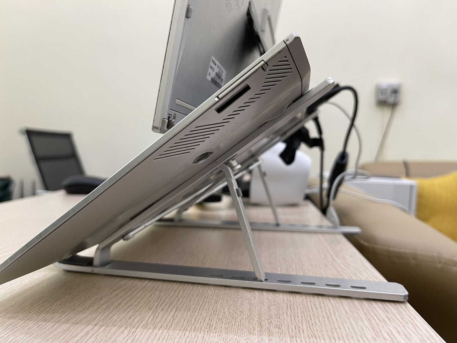 Thấy một số bạn đánh giá là giao sai mặt hàng nên cũng hơi lo lo, nhưng vẫn mua vì giá quá tốt. Giãn cách nhung Tikinow vẫn giao quá nhanh. Hàng chuẩn nhé. Bác nào kêu cập kênh thì xem lại mặt bàn hoặc có lệch lỗ cài chân không nhé! Tks shop!