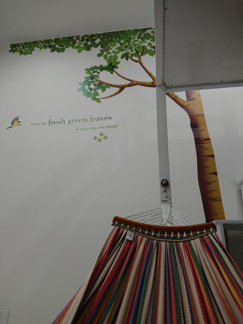 Hình đẹp, nhưng dán hơi khó vì keo dính không chắc