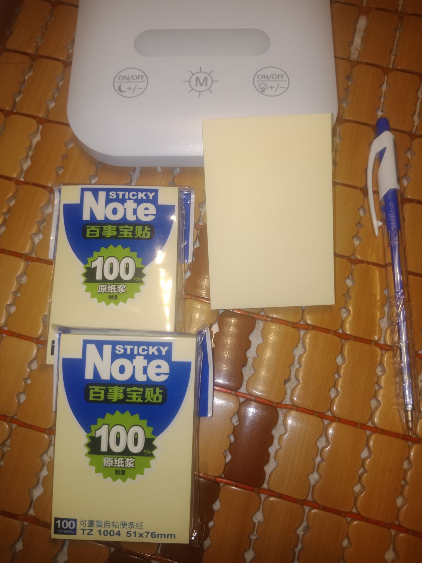 shop giao đúng hàng, giấy đẹp, ăn mực rất tốt,  nhỏ xinh,  dán dính tốt,  sau khi gỡ 1 tờ ra dán thì tờ kế tiếp có mặt tiếp xúc với keo của tờ trước không bị dính keo, viết lên vẫn bình thường,  rất hạy ạ!  hihi, 1 xấp vậy thì có 100 tờ,  ghi đã luôn, cảm ơn Shop nhé!