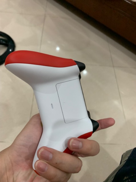 Hàng xài tốt, như tay xbox, kết nối bằng receiver hoặc bluetooth. Chỉ có nút home là thay bằng hình ngôi nhà thay vì biểu tượng X 😌
Windows 10 nhận tay cầm, ko nhận là tay xbox, mặc dù cảm giác nút bấm và chất lương như nhau. Chắc do firmware bên trong.