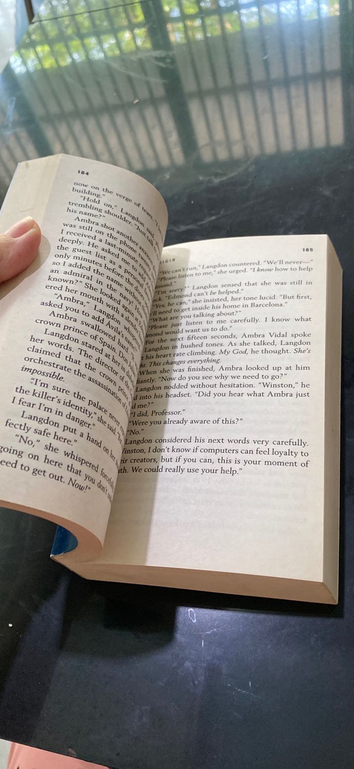 Sách nhỏ gọn bằng bàn tay mình thôi. Giây kiểu cổ ý đọc không chói mắt. Nhiều bạn bảo giấy mỏng nhưng mình thấy ổn chấp nhận được. 
Nội dung hay.