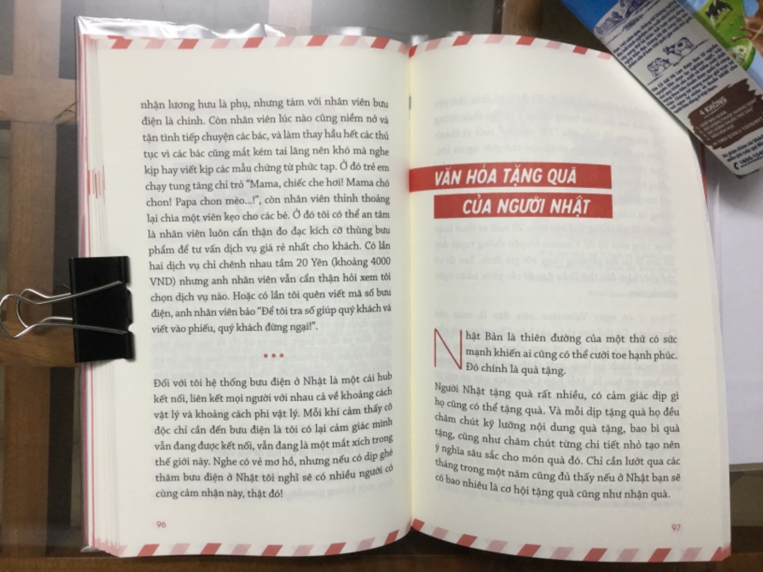 Sau khi đựơc giới thiệu về cuốn sách, mình lập tức đặt hàng trên Tiki, qua mấy lần thất vọng vì Tiki thông báo : "Sản phẩm đã hết hàng", cuối cùng mình cũng may mắn đặt hàng thành công. Đặt sách tối thứ năm, thì chiều thứ bảy Tiki đã giao đến, nhân viên giao hàng chu đáo cẩn thận, trời mưa vậy mà thùng sách của mình vẫn khô ráo. Sách đựơc bọc bookcare cực đẹp, giấy láng mịn cầm thích vô cùng, bìa sách màu hồng dâu ngọt ngào,  từng trang sách đựơc trình bày như những lá thư hay tấm bưu thiếp xinh xinh kèm các tranh minh hoạ siêu "cute" ... khiến mình cảm nhận đựơc tâm huyết của tác giả lẫn ê-kip biên tập của NXB Trẻ. Nội dung sách rất thu hút, nhất là với những "fan" Nhật bản như mình. Các bài viết đã gói ghém không chỉ kinh nghiệm sống quý giá cùng những hiểu biết tường tận của tác giả về văn hoá, con người, cuộc sống sinh hoạt cũng như công việc ở Nhật bản, mà còn cả những chiêm nghiệm sâu sắc tinh tế của bản thân tác giả, khiến ai đã mở trang đầu thì sẽ phải đọc mãi cho đến trang cuối mới thôi ! 
Tóm lại, đây là cuốn sách quý mà mình sẽ tiếp tục mua thêm, để trao tặng cho những người mình yêu thương nhất. 
Cảm ơn tác giả Tama Duy Ngọc rất nhiều. 
Cũng cảm ơn Tiki đã mang đến cho những khách hàng như mình những sản phẩm tinh thần có giá trị như vậy. ❤️ Tiki! Sau khi đựơc giới thiệu về cuốn sách, mình lập tức đặt hàng trên Tiki, qua mấy lần thất vọng vì Tiki thông báo : "Sản phẩm đã hết hàng", cuối cùng mình cũng may mắn đặt hàng thành công. Đặt sách tối thứ năm, thì chiều thứ bảy Tiki đã giao đến, nhân viên giao hàng chu đáo cẩn thận, trời mưa vậy mà thùng sách của mình vẫn khô ráo. Sách đựơc bọc bookcare cực đẹp, giấy láng mịn cầm thích vô cùng, bìa sách màu hồng dâu ngọt ngào,  từng trang sách đựơc trình bày như những lá thư hay tấm bưu thiếp xinh xinh kèm các tranh minh hoạ siêu "cute" ... khiến mình cảm nhận đựơc tâm huyết của tác giả lẫn ê-kip biên tập của NXB Trẻ. Nội dung sách rất thu hút, nhất là với những "fan" Nhật bản như mình. Các bài viết đã gói ghém không chỉ kinh nghiệm sống quý giá cùng những hiểu biết tường tận của tác giả về văn hoá, con người, cuộc sống sinh hoạt cũng như công việc ở Nhật bản, mà còn cả những chiêm nghiệm sâu sắc tinh tế của bản thân tác giả, khiến ai đã mở trang đầu thì sẽ phải đọc mãi cho đến trang cuối mới thôi ! 
Tóm lại, đây là cuốn sách quý mà mình sẽ tiếp tục mua thêm, để trao tặng cho những người mình yêu thương nhất. 
Cảm ơn tác giả Tama Duy Ngọc rất nhiều. 
Cũng cảm ơn Tiki đã mang đến cho những khách hàng như mình những sản phẩm tinh thần có giá trị như vậy. ❤️ Tiki!
