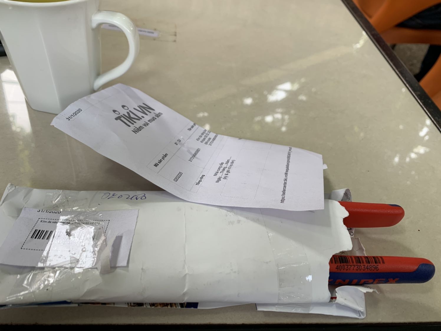 Đơn vị bán hàng có dấu hiệu *** đảo, mua kìm knipex 225 giá 755K trên tiki lại giao loại 180 giá 630K. Hàng lại cũ, không bao bì. Đề nghị Tiki xử lý nghiêm các thể loại *** đảo này