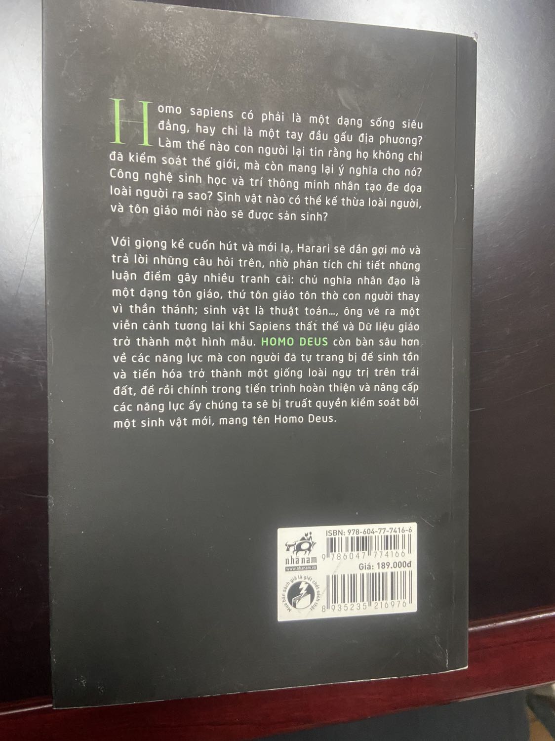 Tiki giao hàng nhanh. Về nội dung: sách viết rất hay đề cập rất nhiều về lịch sử, tôn giáo và các nền chủ nghĩa xã hội từ khi còn người phát triển đến nay. Tác giả đưa ra các lập luận và giả thuyết nhưng không có câu trả lời mà để người đọc tự suy ngẫm. Đặc biệt là về vấn đề con người trong thời kỳ bùng nổ thông tin và trí tuệ nhân tạo. Sách đề cập đến các khả năng có thể xảy ra chứ ko áp đặt hay tiên đoán. Khi thuật toán máy tính thông minh hơn trí tuệ của con người thì có rất nhiều hiểm hoạ tiềm ẩn trực chờ bùng phát. Sách rất hay, hy vọng mọi người sẽ tìm đc quyển sách ưng ý. Sách khá mắc nên canh được sale là mua liền :)