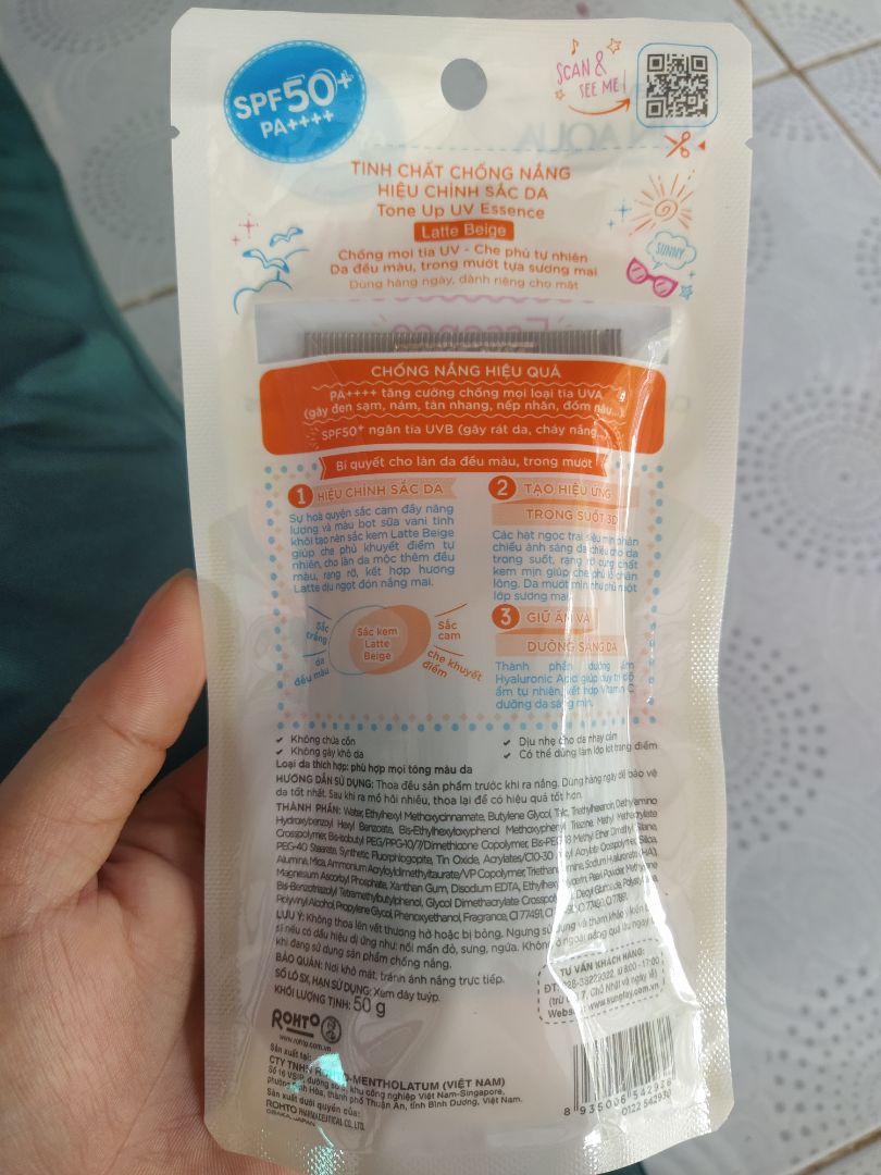 mình sài của hãng này nhiều rồi thích nhất là Skin Aqua nắp vàng á mà loại đó cháy quá nên xài đỡ e này..trc thì mình xài đc 2 típ màu tím thấy ẻm lên da cũng đẹp nâng tone nhẹ đó,giá mềm nữa có cái là ẻm ko bám đc trên da lâu,nếu mà đổ mồ hôi là kem nó vữa ra hết,nhanh đổ dầu nữa ....e màu cam này là do hết màu tím hết luôn nắp vàng nên mua e này xài nè...xài ok sẽ cs tiếp ạ..