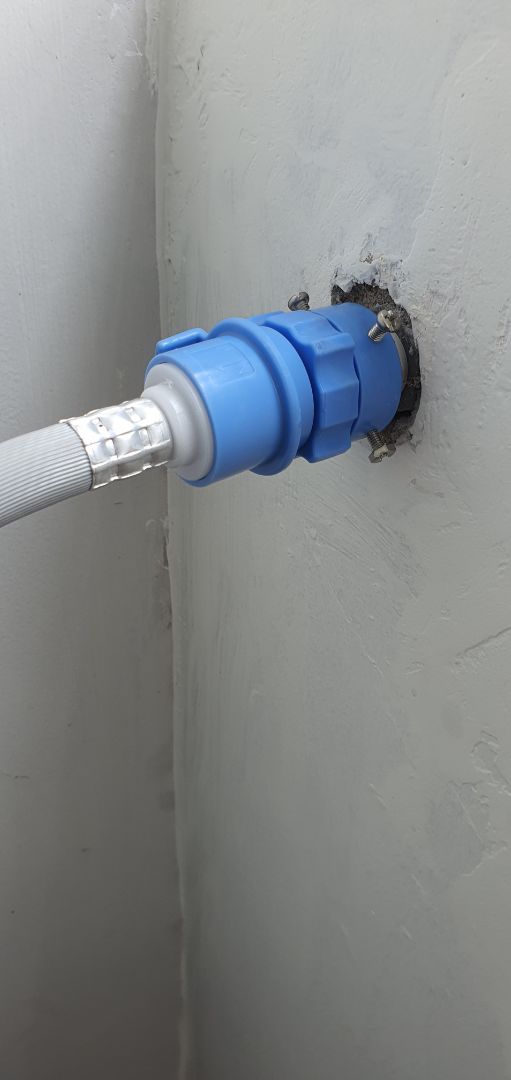 Đáng để cho 5* tuy nhiên nhân viên lắp ráp vòi tiền 30k khi lắp đặt phần nguồn nước nối nào máy lạnh (cái nầy đi theo nguyên bộ mình biết nhưng vẫn cho thêm tròn 50k). Vì bình thường mình chuyển đồ nặng ngoài lời cảm ơn thì ko nhiều vẫn cho riêng mấy a bốc vác 1 ít tiền để uống nước. Tuy nhiên với hành động vừa rồi của đội lăp ráp bên tiki mình ko được happy lắm về cách phụ vụ dịch vụ như vậy. Ngoài ra cách giao hàng của tiki (thông qua Best) mình cũng ko thích vì đây là 1 sản phẩm nặng ko thể để khách hàng phải tự vận chuyển vào phòng ở được (mình ở chung cư và bên Best bảo chỉ chuyển tới dưới chân block là xong) như vậy là rất thiếu chuyên nghiệp. Rất may mình là đàng ông chứ phụ nữ thì họ phải xử lý ntn với kiện hàng 70kg???