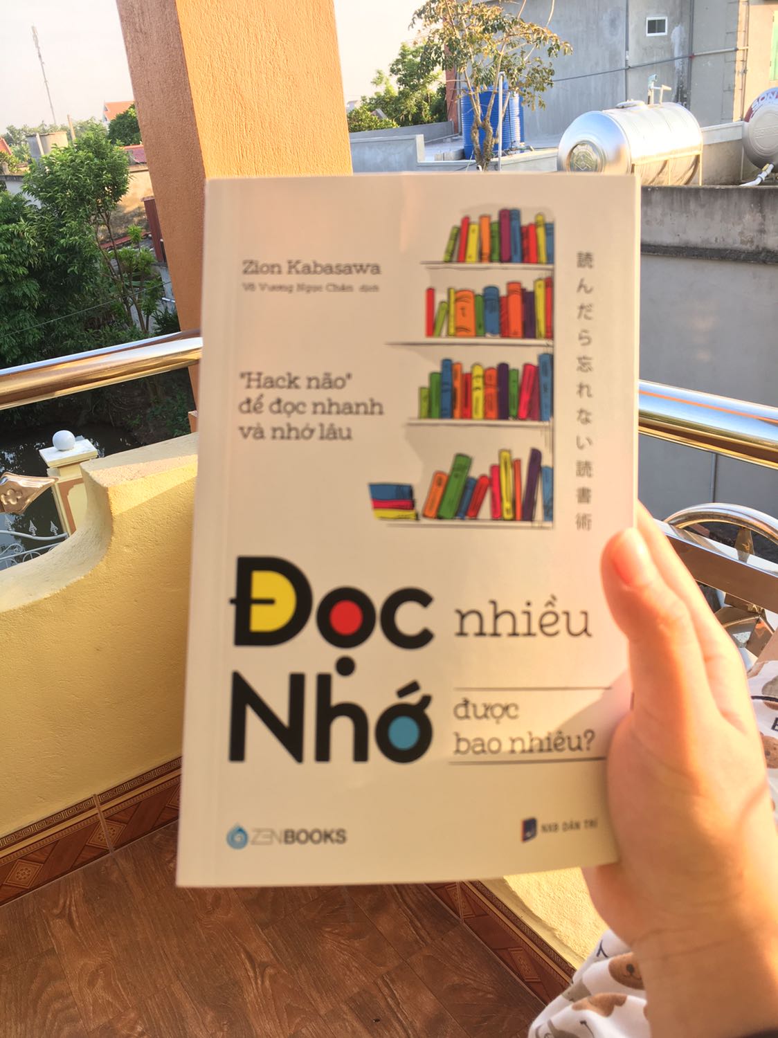 “Ồ, thì ra là thế” chính là câu nói mà mình đã thốt lên trong đầu khi đọc cuốn sách này. Đối với đứa biết đọc sách là tốt nhưng chả bao giờ kiên nhẫn đọc sách như mình thì cuốn này cứ gọi là cuốn sách định mệnh luôn ý, lần đầu tiên mình có thể đọc hết 1 cuốn sách chỉ trong 4h, nd thì khá hay đó mn,