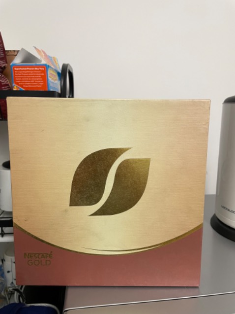 Mình mua tặng nên chưa uống thử, nhưng hơi thất vọng về lần mua hàng này. Hộp cafe nhìn rất bẩn, cũ kỹ, mình cố lấy khăn lau rồi nhưng vẫn ko sạch, mà lau nhiều còn bị bay màu hộp nữa chớ, cho người ta mà ngại luôn á. Bên trong thì ok, ly đẹp, hộp cafe cũng đẹp, tự nhiên bị dơ vỏ hộp, tiếc ghê.