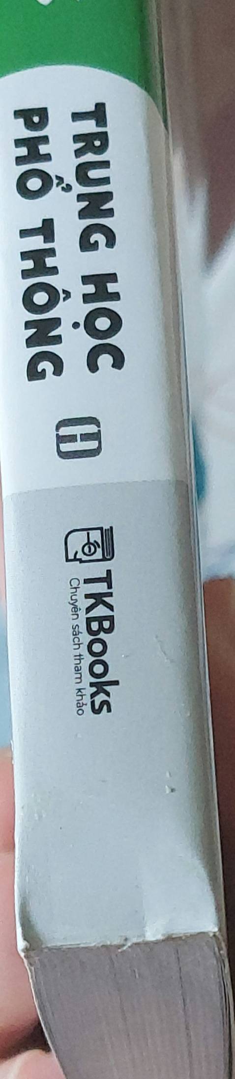 Sách mới, nhưng còn vài chỗ dính keo và hơi móp