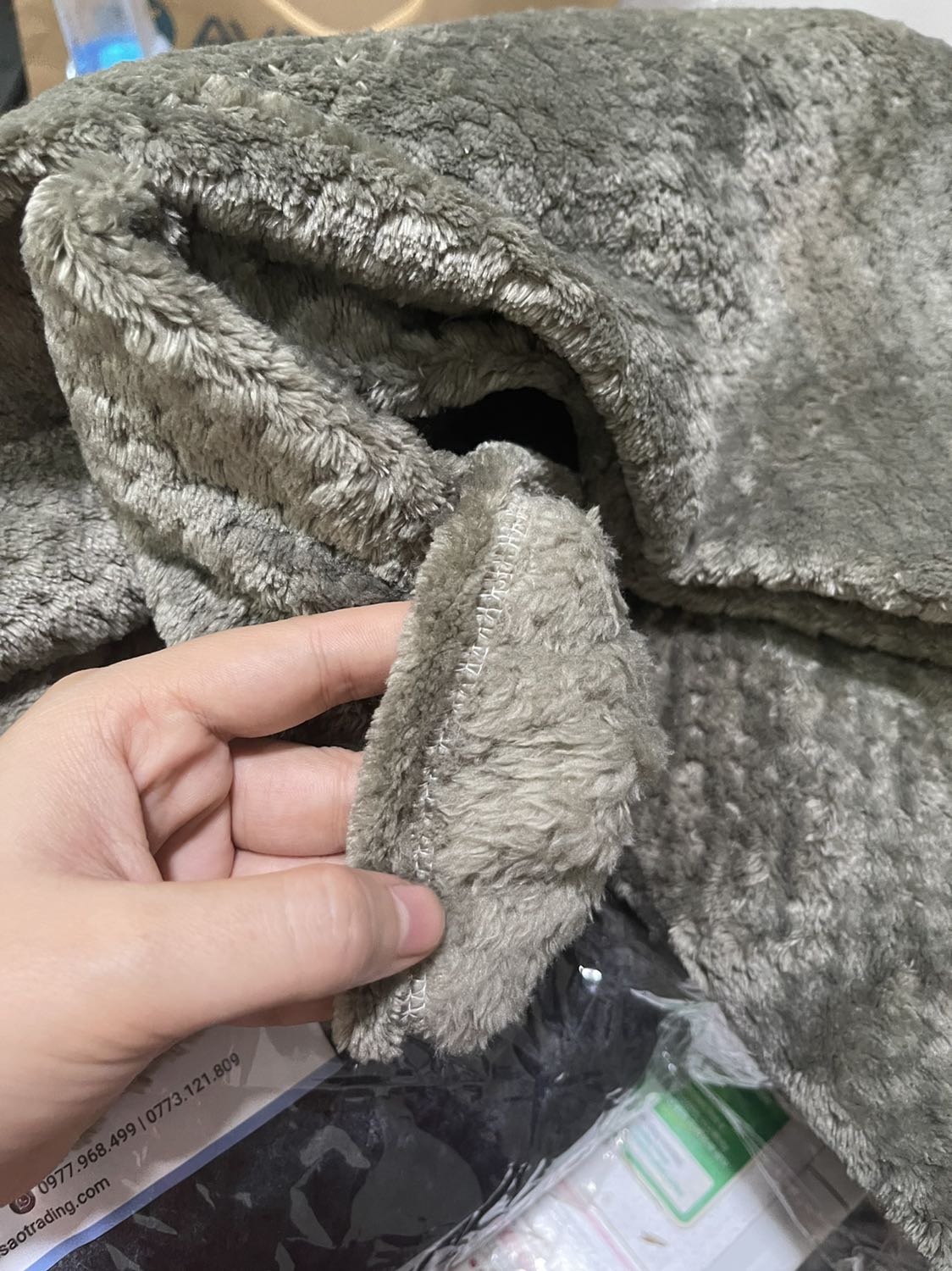 Đặt 2 cái màu đen vs xanh rêu ưng ý vô cùng. Chất vải mềm, vân ô vuông nhìn đẹp. Ko bị rụng lông. Đắp ấm. Mua 2 còn giảm 5k nên hài lòng vô đối