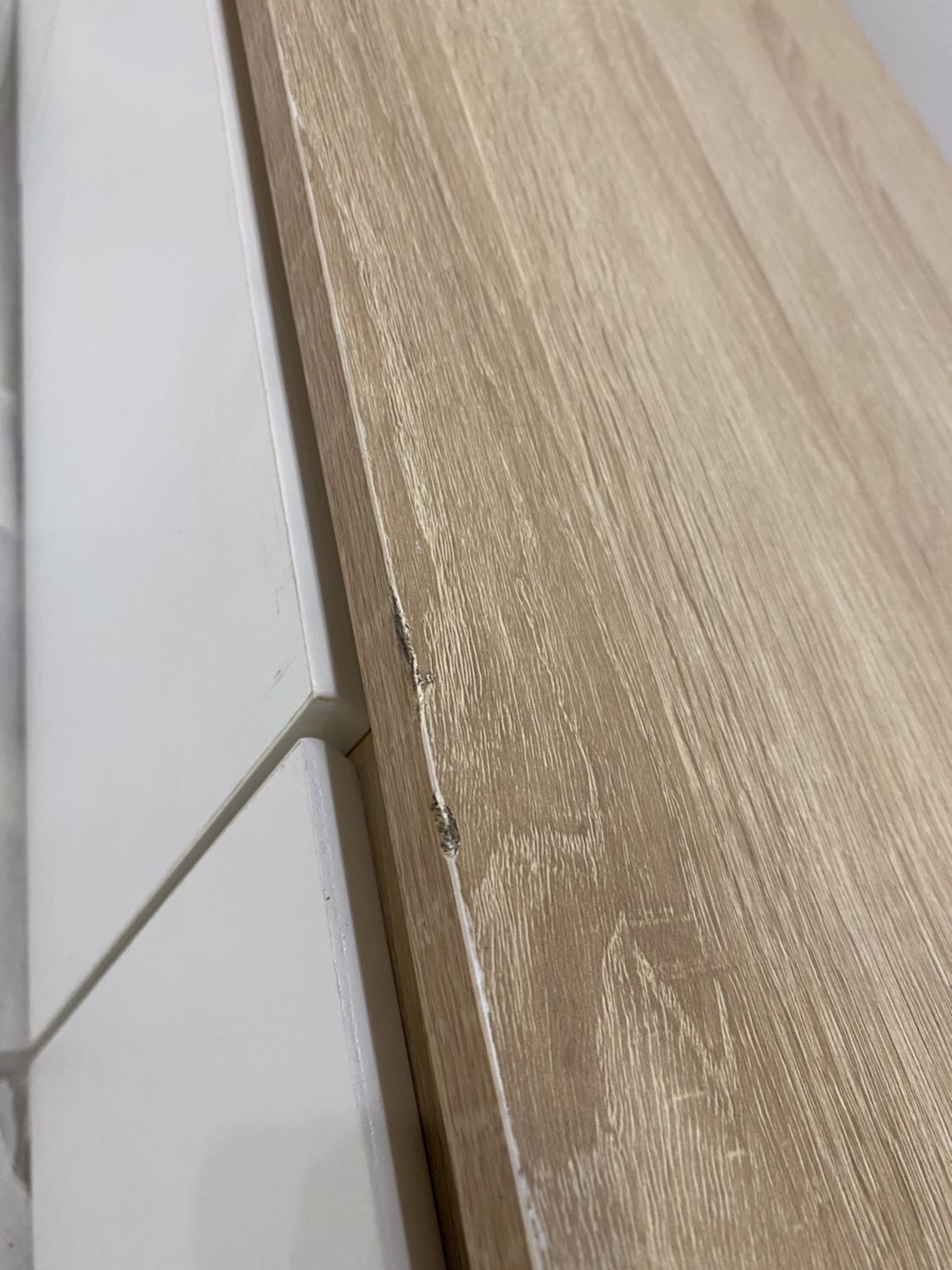 Thất vọng khi nhận được hàng, cánh tủ đóng lệch hẳn nhau. Shop đóng gói quá sơ sài, nhận hàng đã sứt mẻ các cạnh tủ và thủng luôn hậu tủ. Yêu cầu shop thu hồi hàng. Mình không thể sử dụng được hàng chất lượng kém như thế này :(