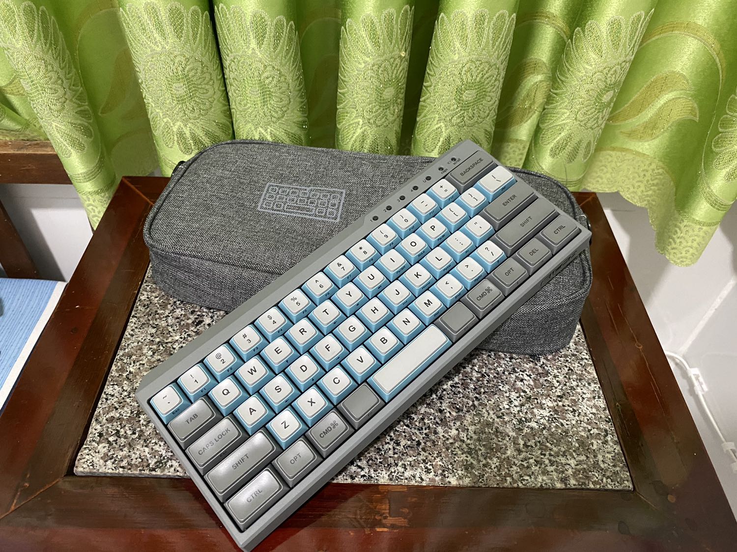 Quá đẹp, màu sắc và keycap rất độc lạ. Mua màu sky grey đặt thêm túi đựng cũng xám nữa là đủ bộ luôn