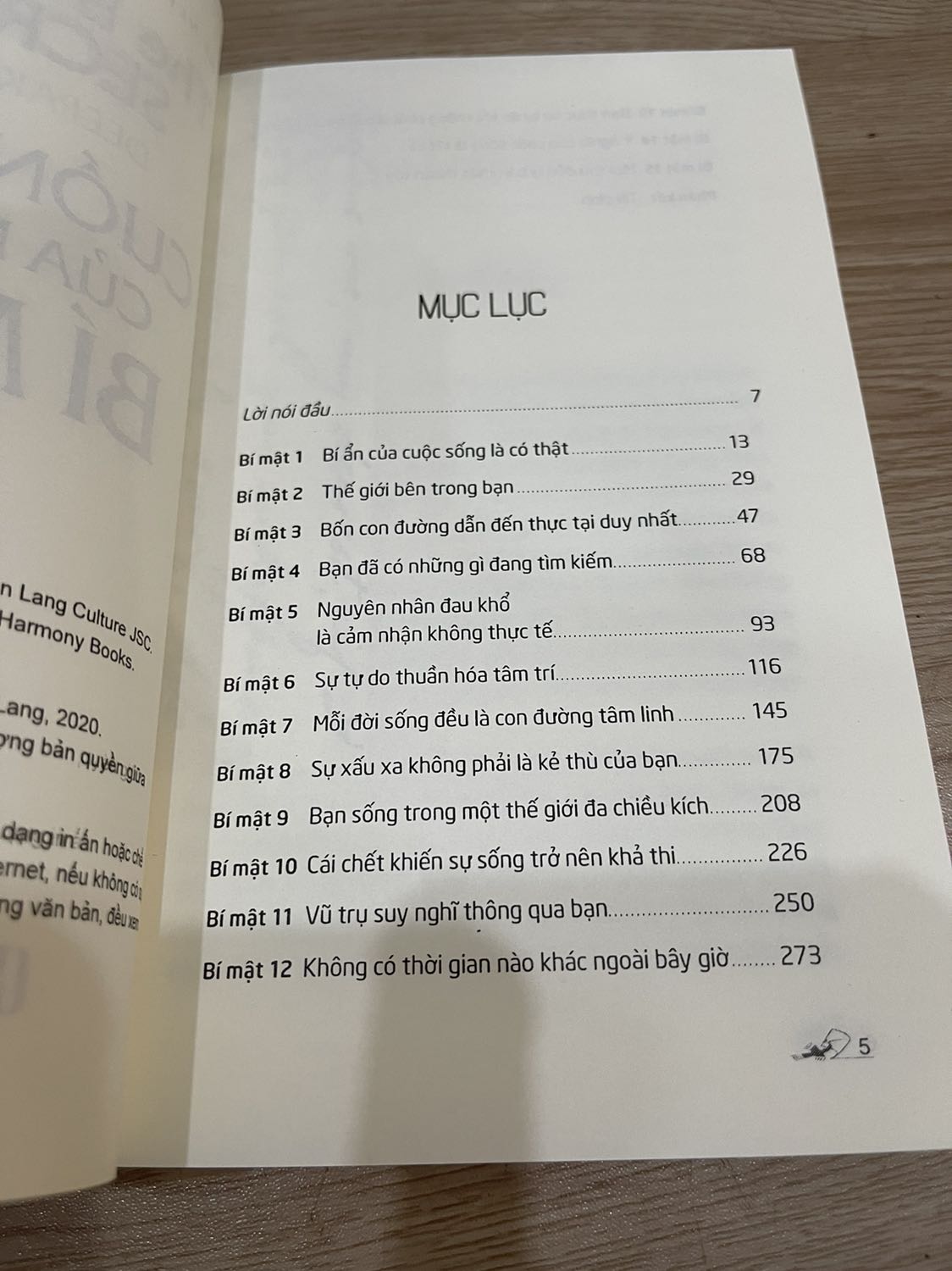 Đúng là sự ship hàng nhanh đỉnh cấp của Tiki luôn làm mình rất hài lòng! Sách thì bìa ngoài có vẻ ko đc mới lắm nhưng đc cái là ko bị gập góc còn giấy thì lạ lắm mịn mượt trơn láng sờ thích tay cực luôn! Đọc qua mục lục thì thấy giống với những sách về Luật hấp dẫn và tâm thức con ng! Hi vọng sẽ có thêm nhiều điều mới thú vị! CẢM ƠN TIKI! CẢM ƠN X3