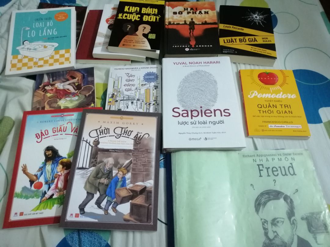 Truyện hay nhưng tác giả xây dựng nhân vật phá án hên xui quá nhưng dù sao cũng là quyển hay nhất trong 3 quyển