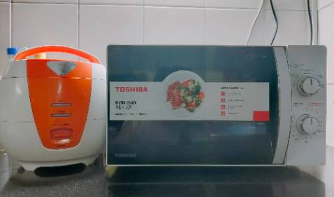 Lò hoạt động êm, làm nóng nhanh.
Thích nhất là lòng lò màu Trắng, dễ thấy vết bẩn để vệ sinh kịp thời. Kiểu dáng của lò gọn, trang nhã.
Giá của shop tốt. Tiki vận chuyển nhanh, cẩn thận nên hàng nguyên vẹn.
Gia đình tôi dùng được gần 2 tuần, lò hoạt động ổn định.
Tôi rất hài lòng.