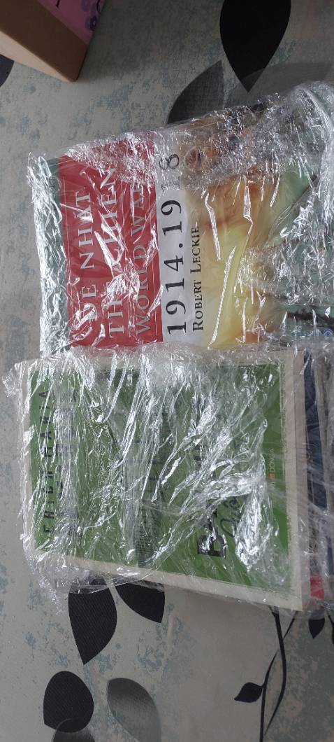 Ok! Nhìn cách đóng gói bên ngoài rối nùi, nhưng khi mở cái cục bao rối thì từng mỗi cuốn sách lại có bọc riêng một lớp nylon mỏng phẳng lì, nên sách vẫn đẹp, nhìn cũng ưng ý lắm.