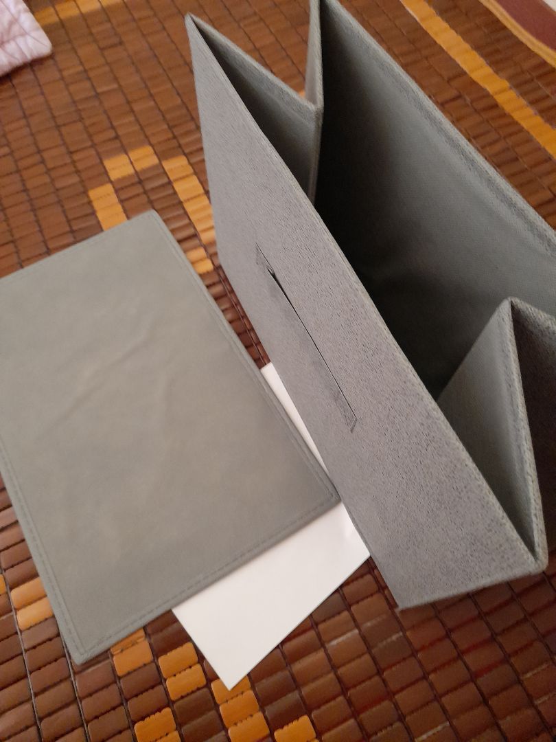 ok đã nhận được hàng, hàng giao khá nhanh, được bọc cẩn thận, không có vấn đề vận chuyển, chỉ có là mép trái của nắp hơi nhăn nhìn hơi khó chịu nhưng cũng không ảnh hưởng nhiều, điểm trừ duy nhất là nắp dễ tuột xuống bên trong nhưng vì còn để đồ bên trong và được cất trong tủ nên không vấn đề. Mình vẫn đánh giá năm sao, chất lượng vải rất đẹp, thiết kế chắc chắn, nên mua :)