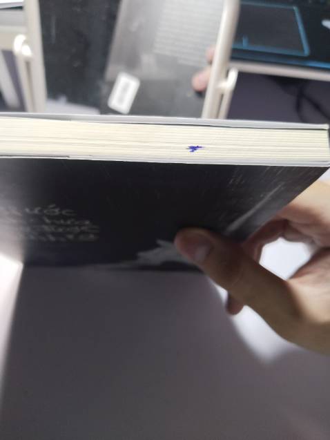 Sách in lỗi, có vài trang bị nhăn. Phía sau có tem, để thì xấu còn gỡ ra thì keo ko ra hết xấu thêm. P/s: 3 ảnh dính mực sách khác.