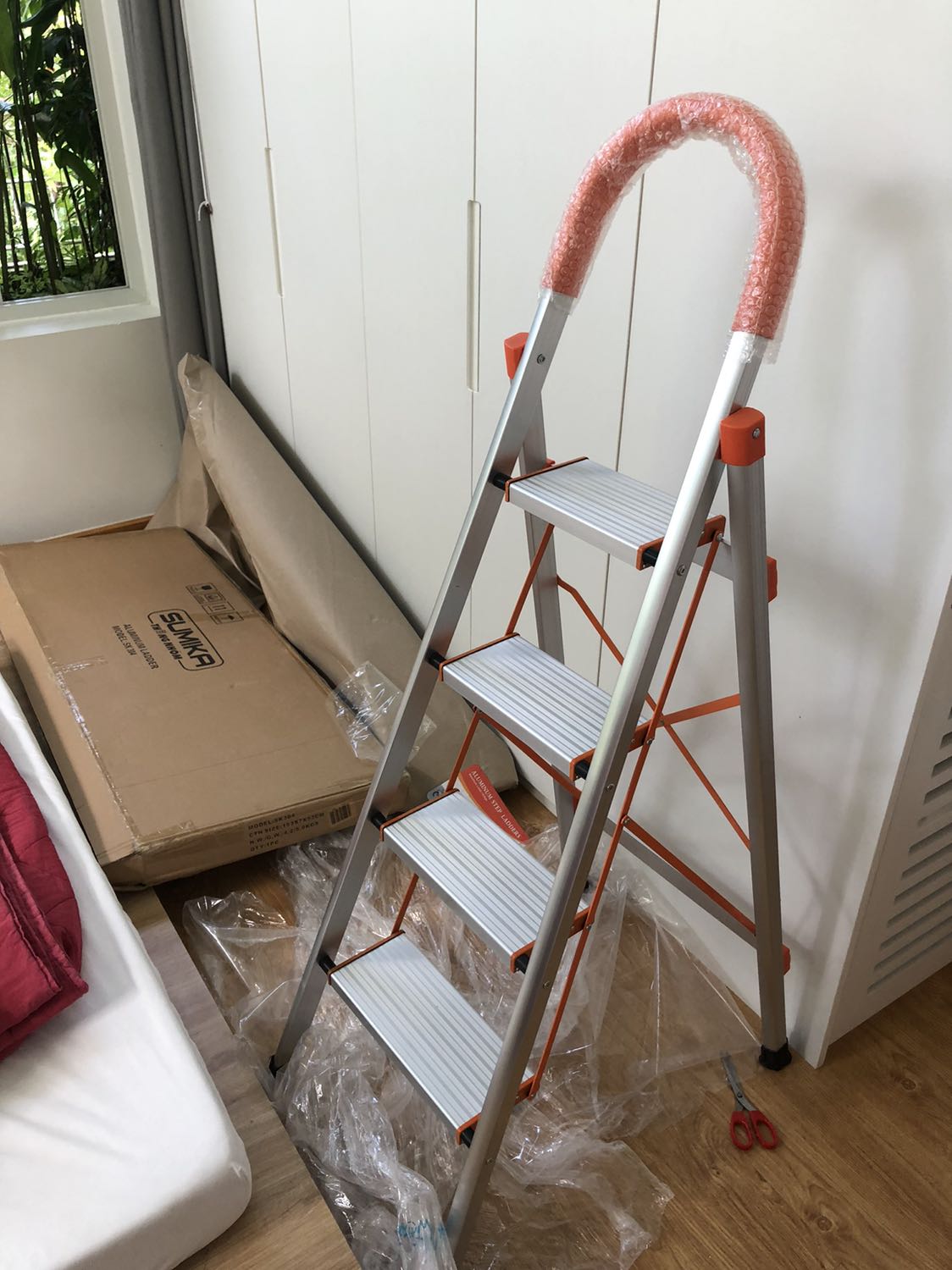 thang rất chất lượng, đóng gói cực kì cẩn thận, 1 lớp giấy, 1 thùng, 1 lớp nhựa, gia đình mình cực kì ưng ý. Mình có quay video mà tiki ko up dc video.
Thang nhẹ, mình nữ 49kí có thể di chuyển thang bằng một tay nhẹ nhàng thoải mái.
Ai đang phân vân nên mua ngay, rất đáng chứ leo trèo không cẩn thận té lại ân hận. :)) lúc mua về vợ chồng mình nghĩ "sao ko mua sớm hơn trời" :))