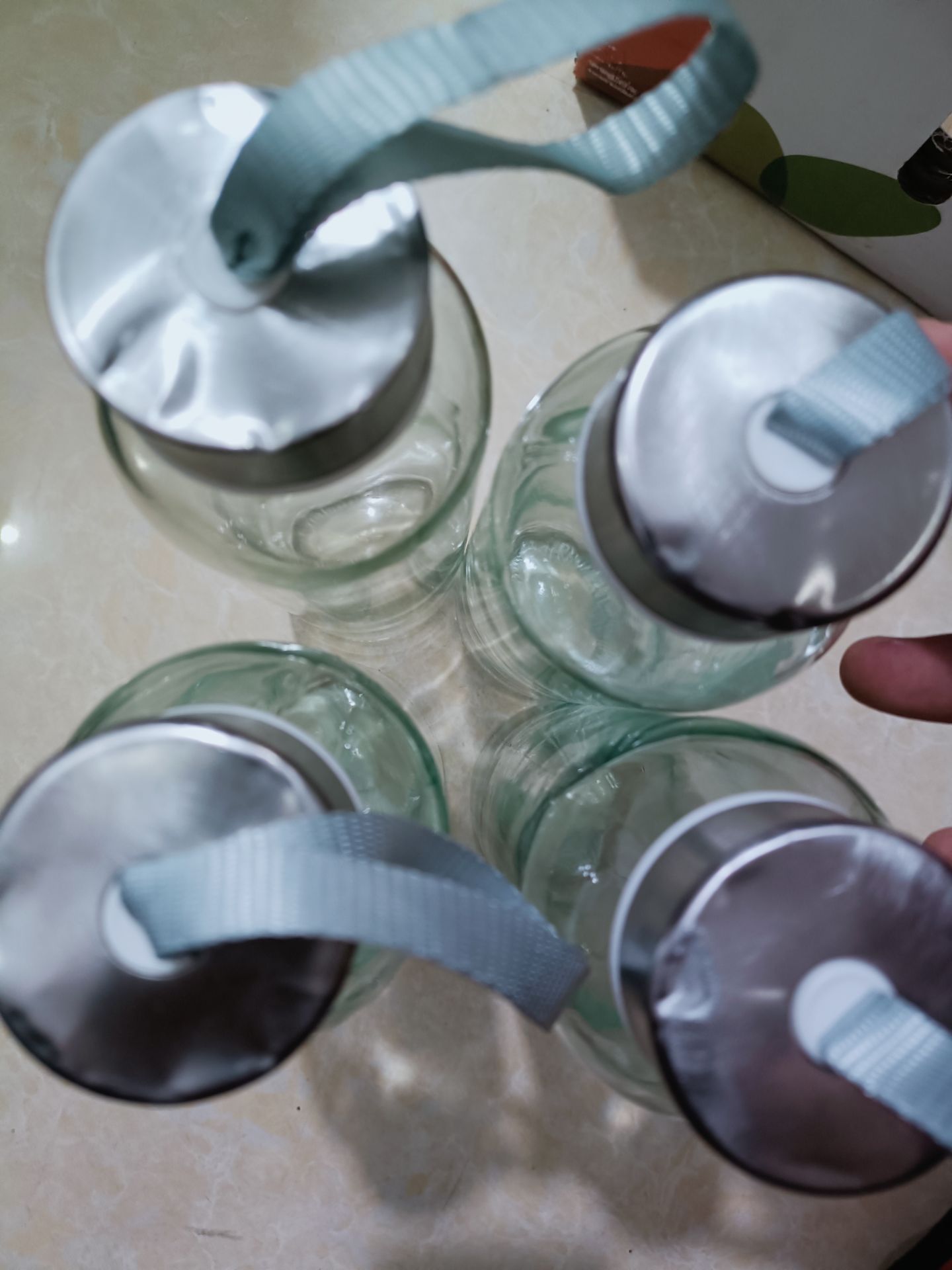 Giao hàng nhanh.đóng gói chắc chắn. đa phần sản phẩm tốt,nhưng có vài chai nắp bị móp, thân chai không đẹp.