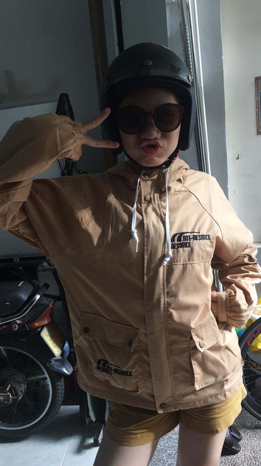 Túi trái thiếu nút bấm; chỉ thừa nhiều; ko đẹp như trong hình. Với giá như vậy thì cũng tạm đươc