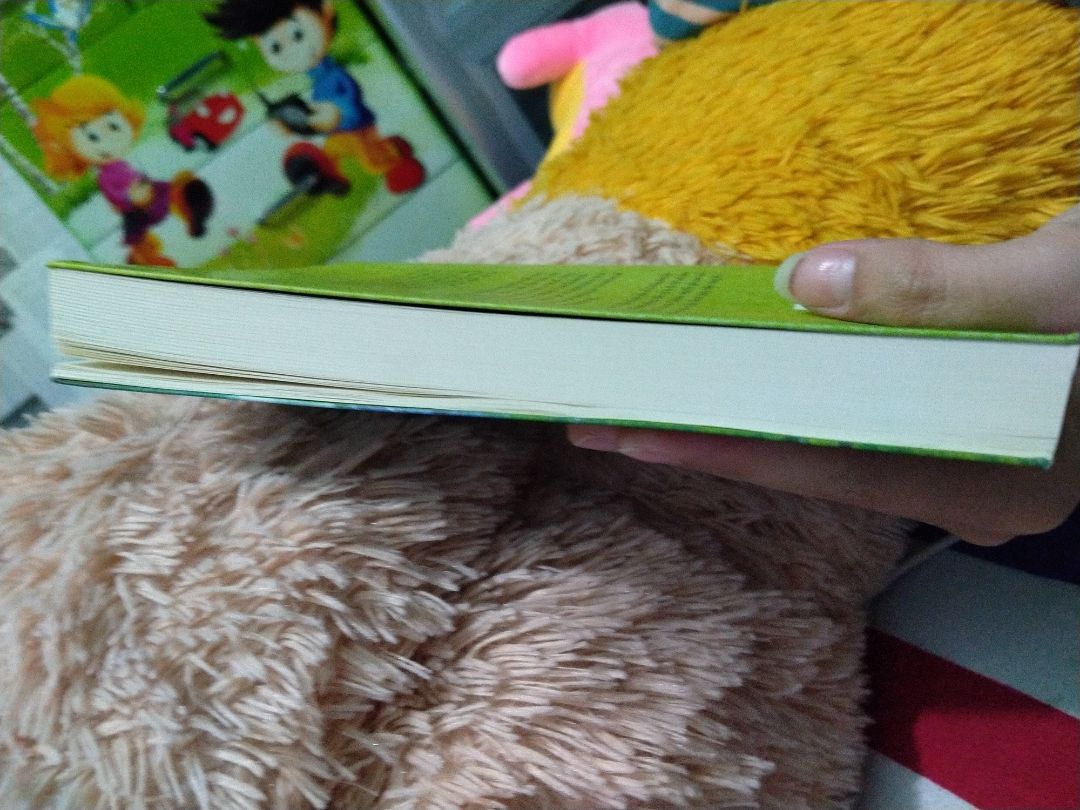 sách công nhân hay cực!!! 
truyện có tình tiết gần như khác hoàn toàn trên anime nhưng bù lại nó lại có nhìu điểm rõ ràng hơn trên anime
phần dịch hơi không thích lắm, "lớn tuổi" lại ghi "luống tuổi" xưng hô mình đọc tớ cậu nghe hơi kì vs 1 người già (Sophie) vs bù nhìn mình nghĩ nên thay là tôi cậu hay ngươi sẽ hay hơn 
giao hàng cực nhanh
tiếc hàng bên fahasha nên k bọc sách lại đc. Khổ nổi vừa mua sale 15% thì lại sale 35%??? chán chả muốn nói luôn