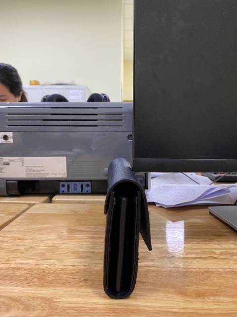 Ví ở ngoài đẹp hơn trong hình nhiều .. cầm rất vừa tay , và khá nhiều ngăn nên bỏ đồ rất tiện  ... Mãi ủng hộ shop