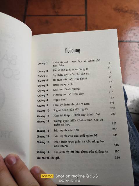 Chất liệu giấy kém. Có hiện tượng bị hơi mốc vàng ở tờ đầu tiên. Nói chung giá sách đắt quá nên bán 1 nửa giá bìa thì hợp lý hơn.