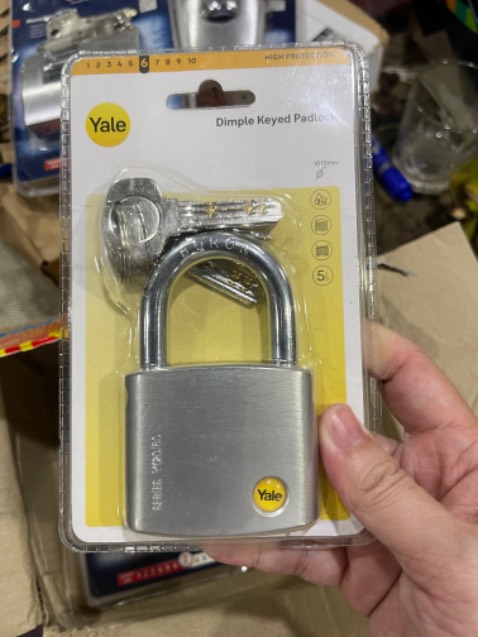 Ống khoá khá nặng chắc nhưng có cái lỗ bên hong ko biết lỗ đó để làm gì. Ống khoá khá nặng chắc nhưng có cái lỗ bên hong ko biết lỗ đó để làm gì.