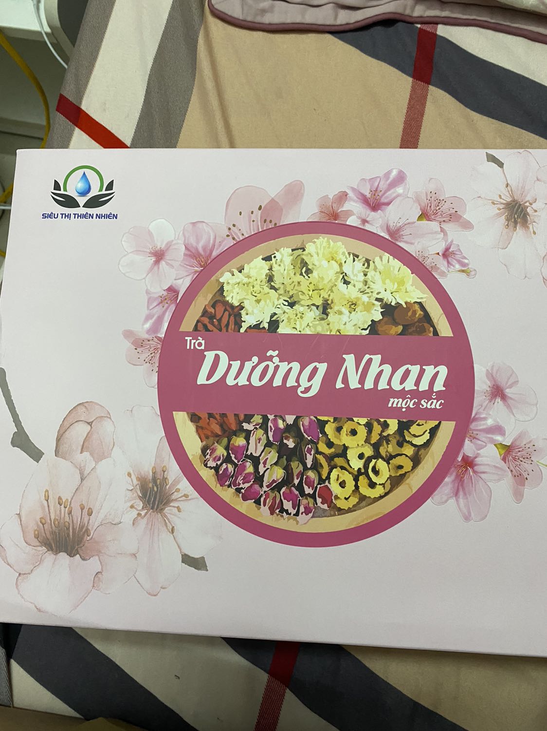 Nhận được hộp trà mà ưng ý lắm luôn. Vừa bị vỡ cái bình thì dc tặng bình. Mở ra pha trà thơm lừng cả nhà. Chăm sóc khách hàng khá tốt. Còn ủng hộ dài. 🥰😘