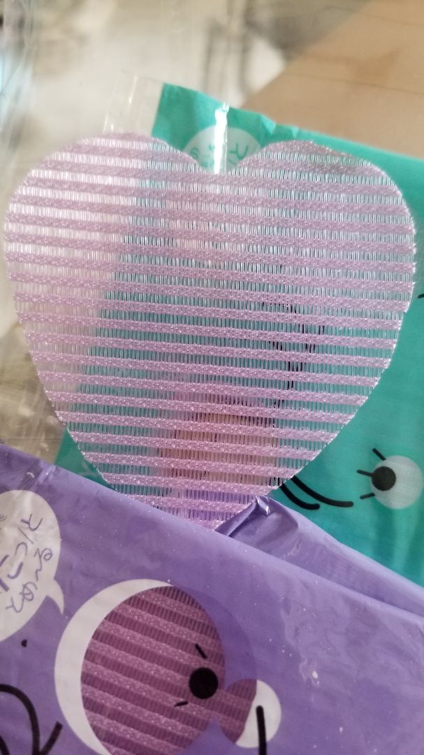 Miếng dán dính chắc, sử dụng không gây đau tóc, có thể cắt hình dạng mình mong muốn như hình tim mà không bị bung sợi miếng dán.